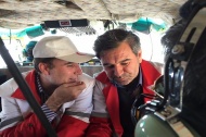 حضور و همراهی ظاهر رستمی مدیر عامل صنایع نساجی هلال ایران با دبیر کل جمعیت هلال احمر در مناطق زلزله زده