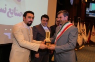 اخذ نشان برتر مدیریت چهره های ماندگار در رضایتمندی مشتریان توسط ظاهر رستمی مدیرعامل شرکت صنایع نساجی هلال ایران